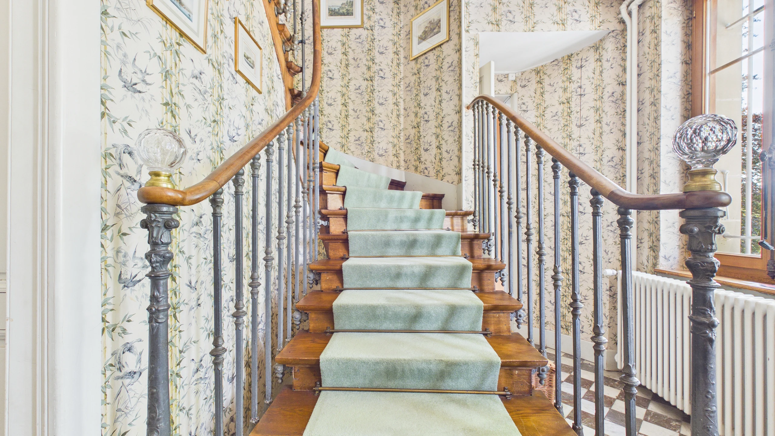 Hall d'entrée du manoir avec sol en marbre et boiseries d'époque